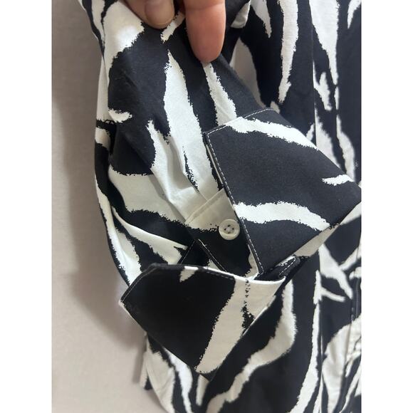 Chico's Animal Print Button Front Shirt Size 2 US 12 Black White Casual Travel - Picture 5 of 6